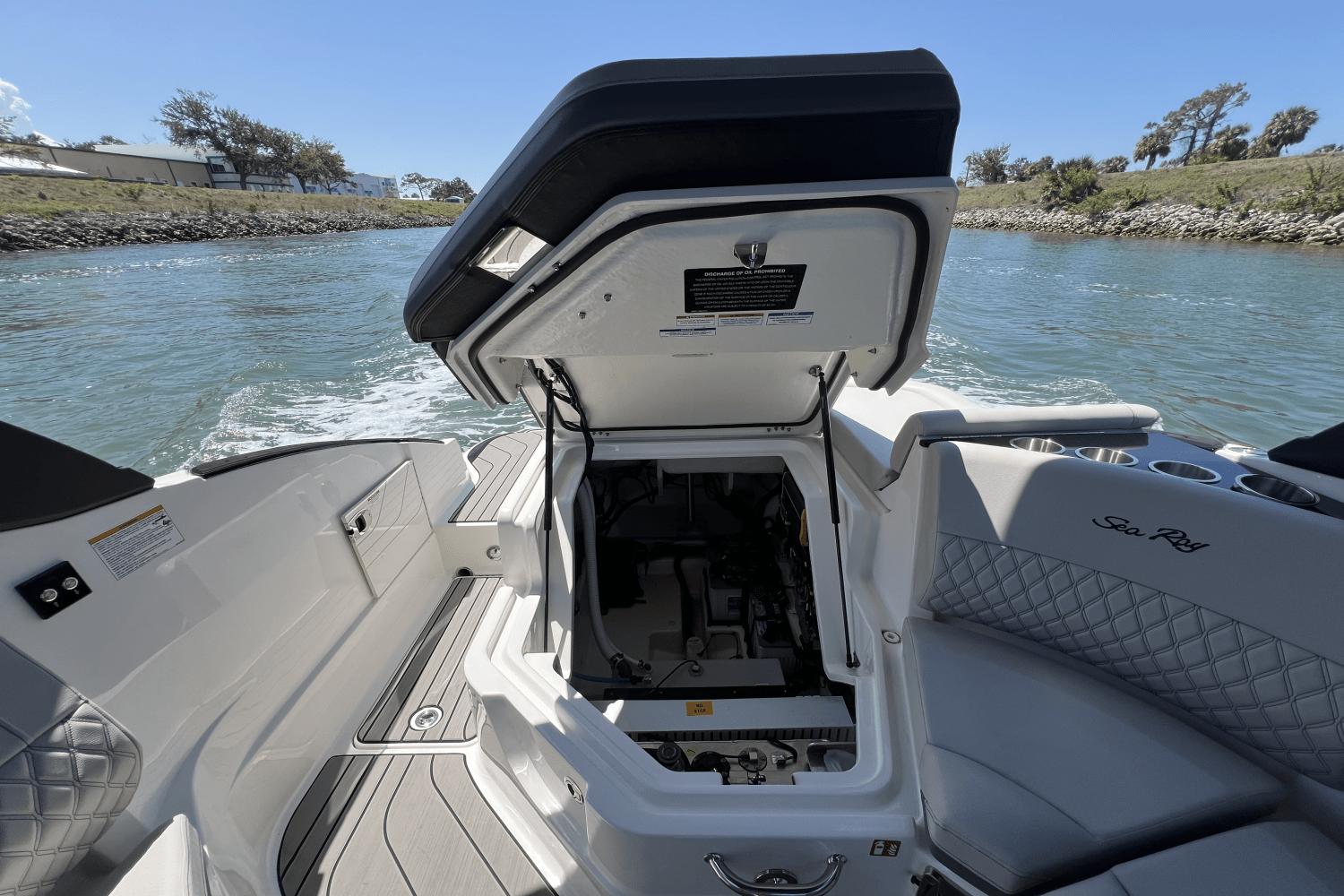 Slide: The Image of Sea Ray SLX 260 Outboard 2025 - 42