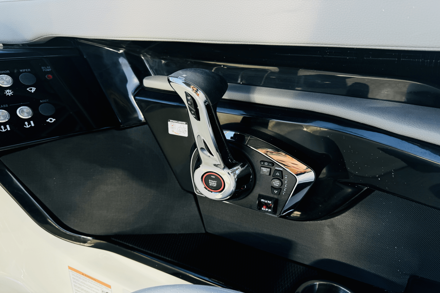 Slide: The Image of Sea Ray SLX 260 Outboard 2025 - 43