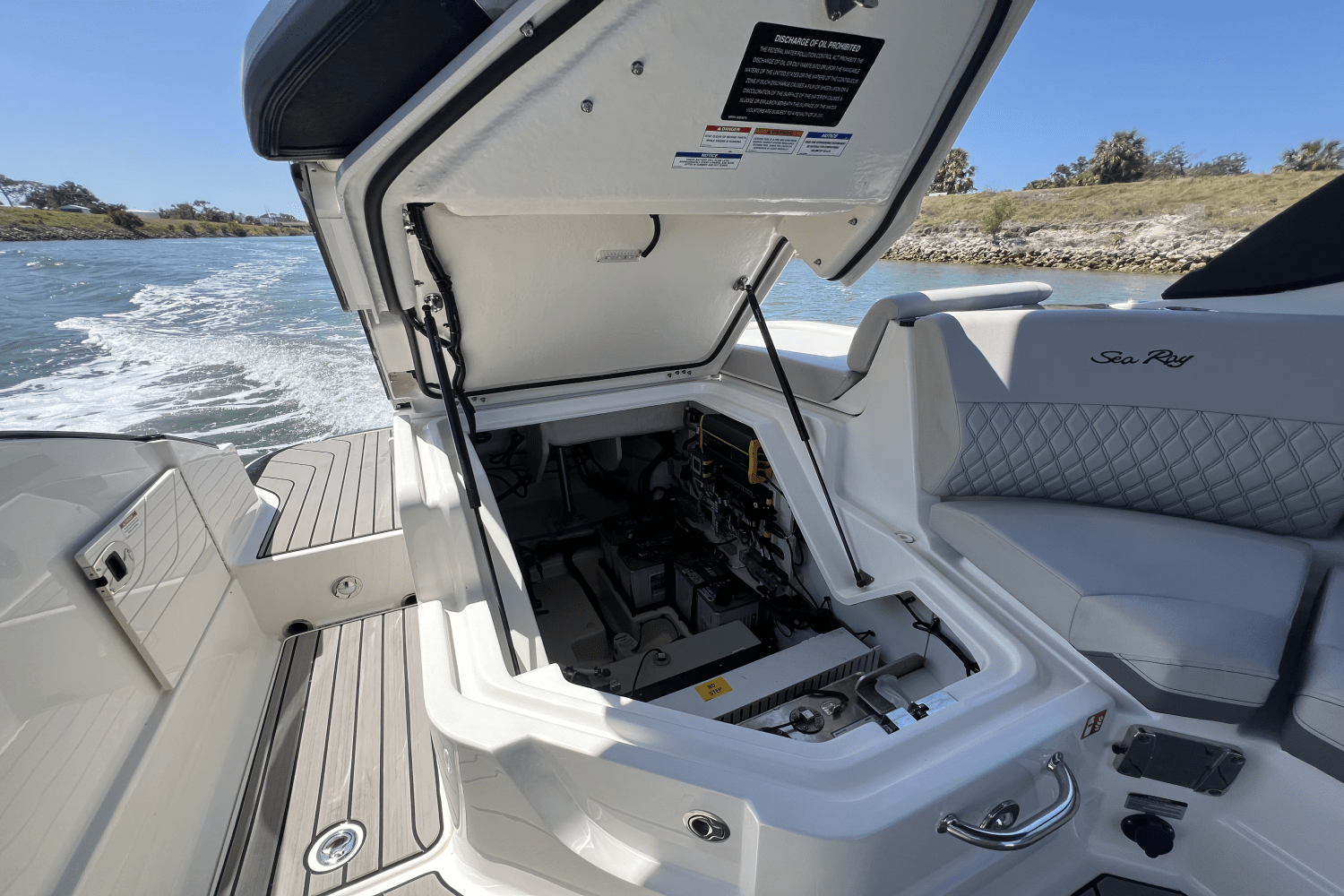 Slide: The Image of Sea Ray SLX 260 Outboard 2025 - 43