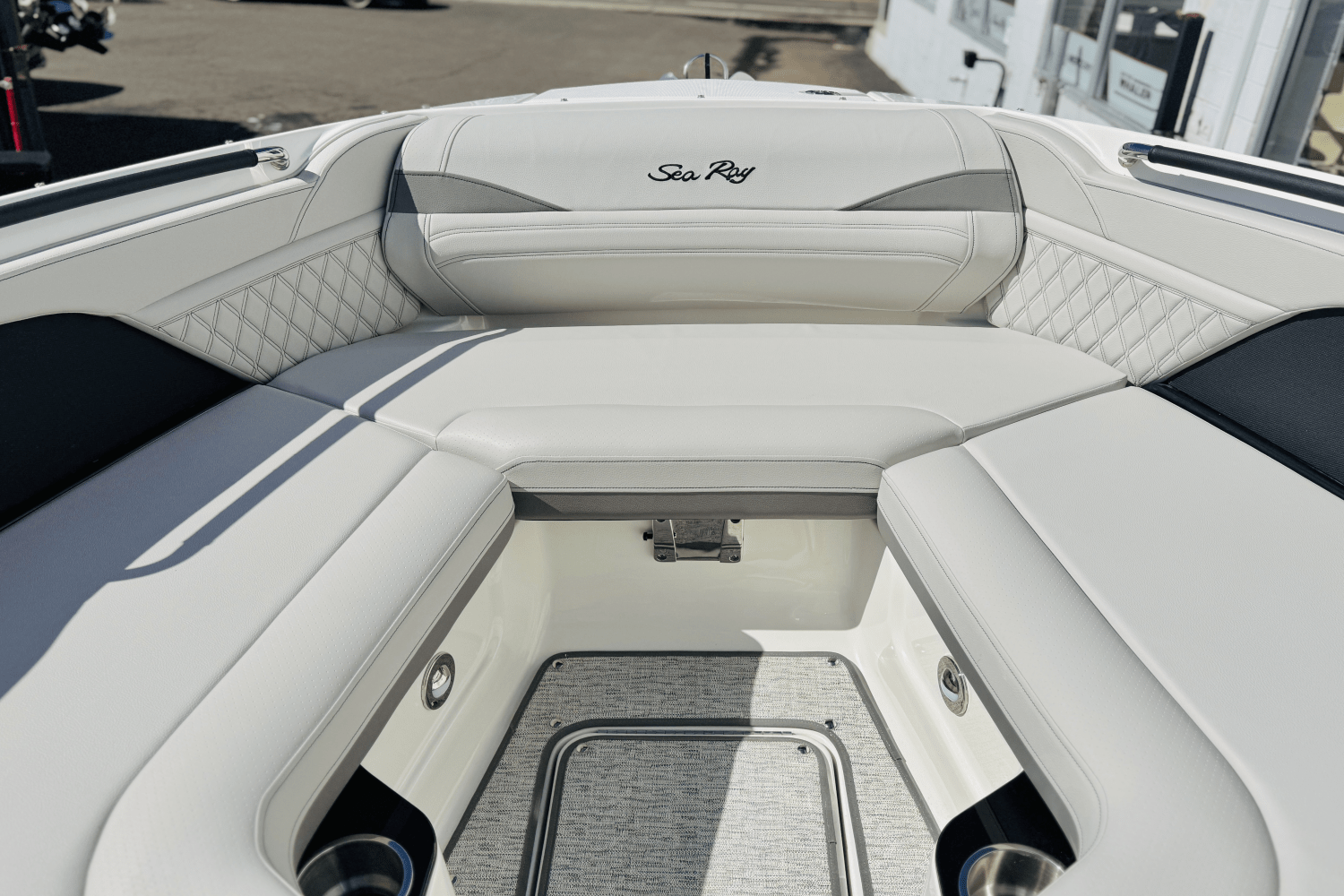 Slide: The Image of Sea Ray SLX 260 Outboard 2025 - 45