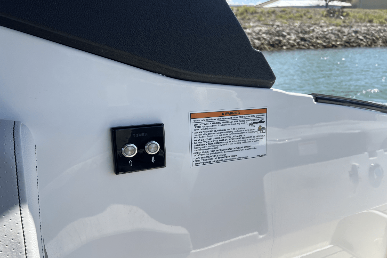 Slide: The Image of Sea Ray SLX 260 Outboard 2025 - 45