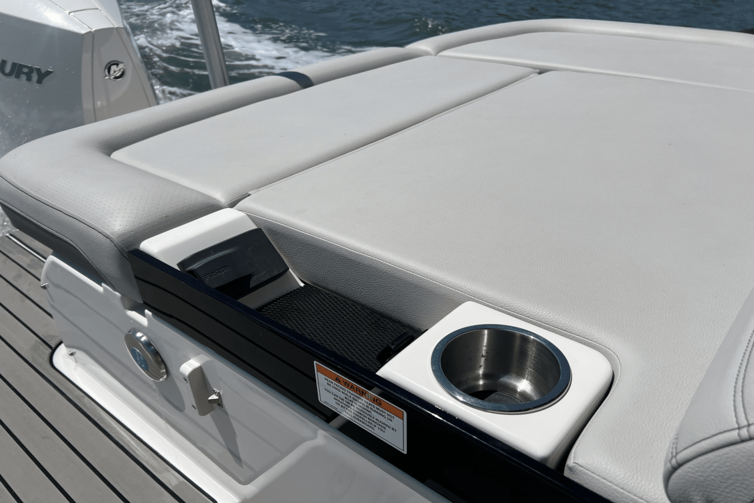 Slide: The Image of Sea Ray SLX 260 Outboard 2025 - 46