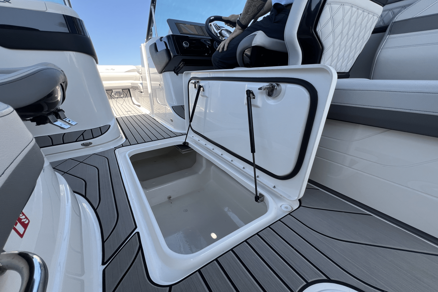 Slide: The Image of Sea Ray SLX 260 Outboard 2025 - 47