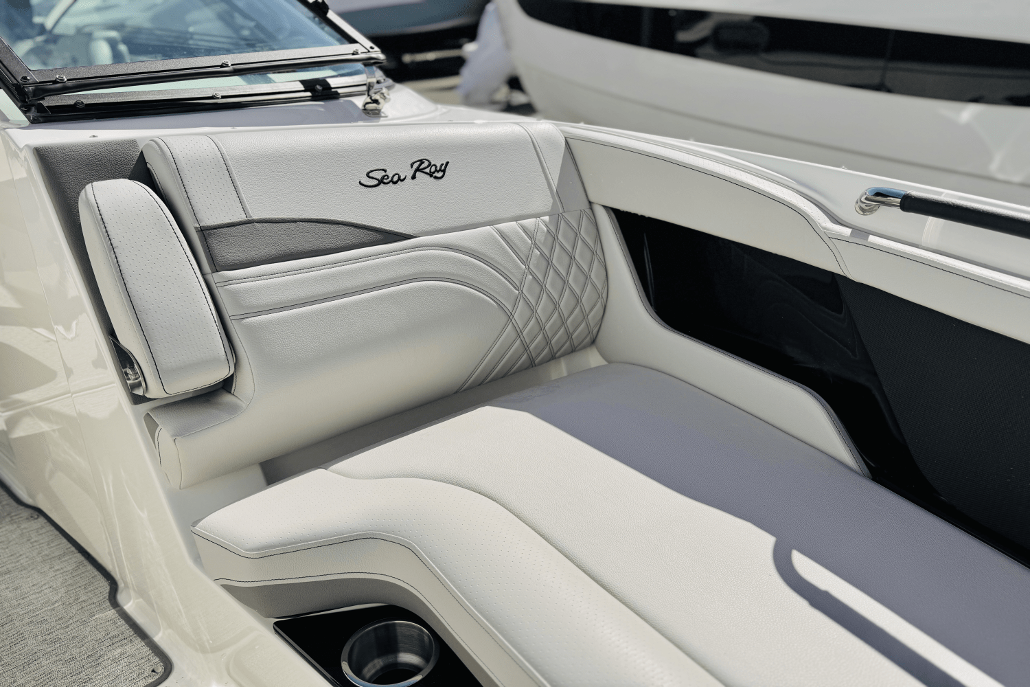 Slide: The Image of Sea Ray SLX 260 Outboard 2025 - 48