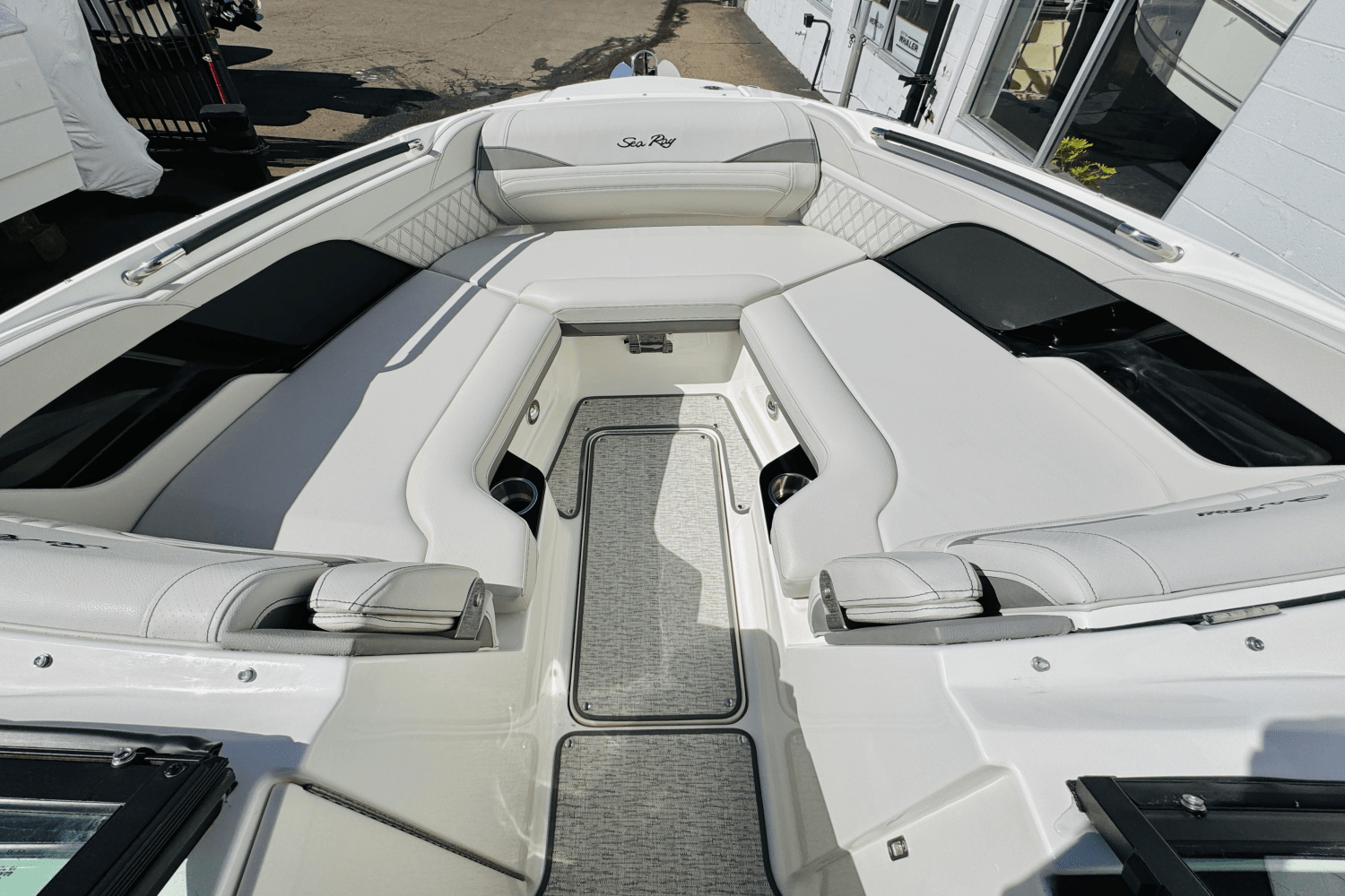Slide: The Image of Sea Ray SLX 260 Outboard 2025 - 49