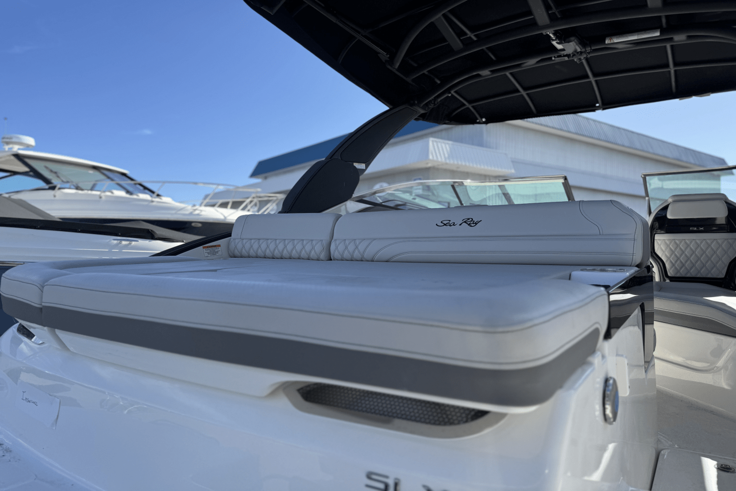 Slide: The Image of Sea Ray SLX 260 Outboard 2025 - 5