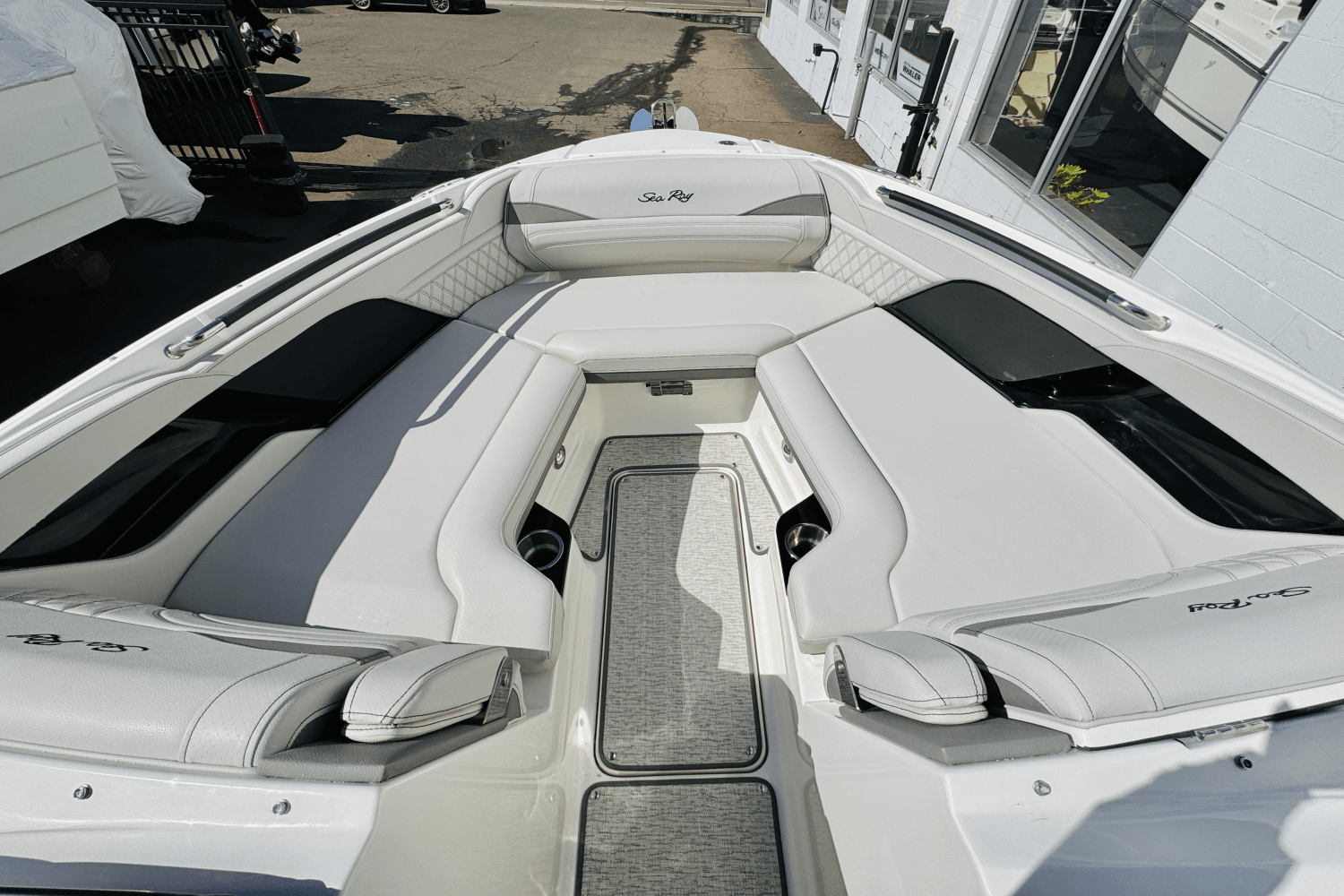 Slide: The Image of Sea Ray SLX 260 Outboard 2025 - 50