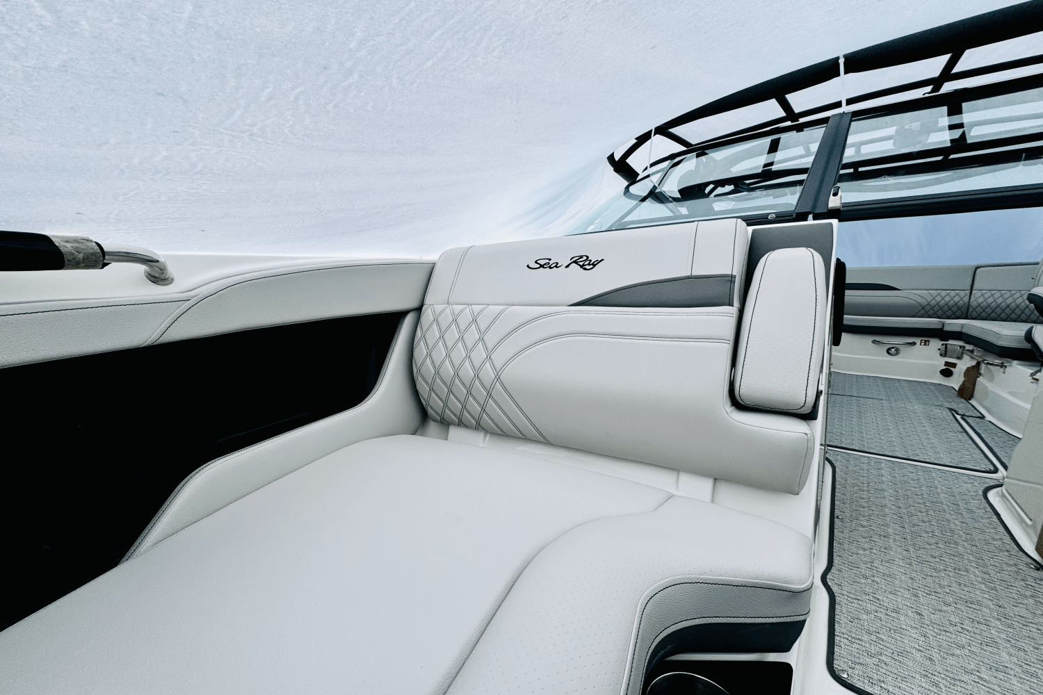 Slide: The Image of Sea Ray SLX 260 Outboard 2025 - 56