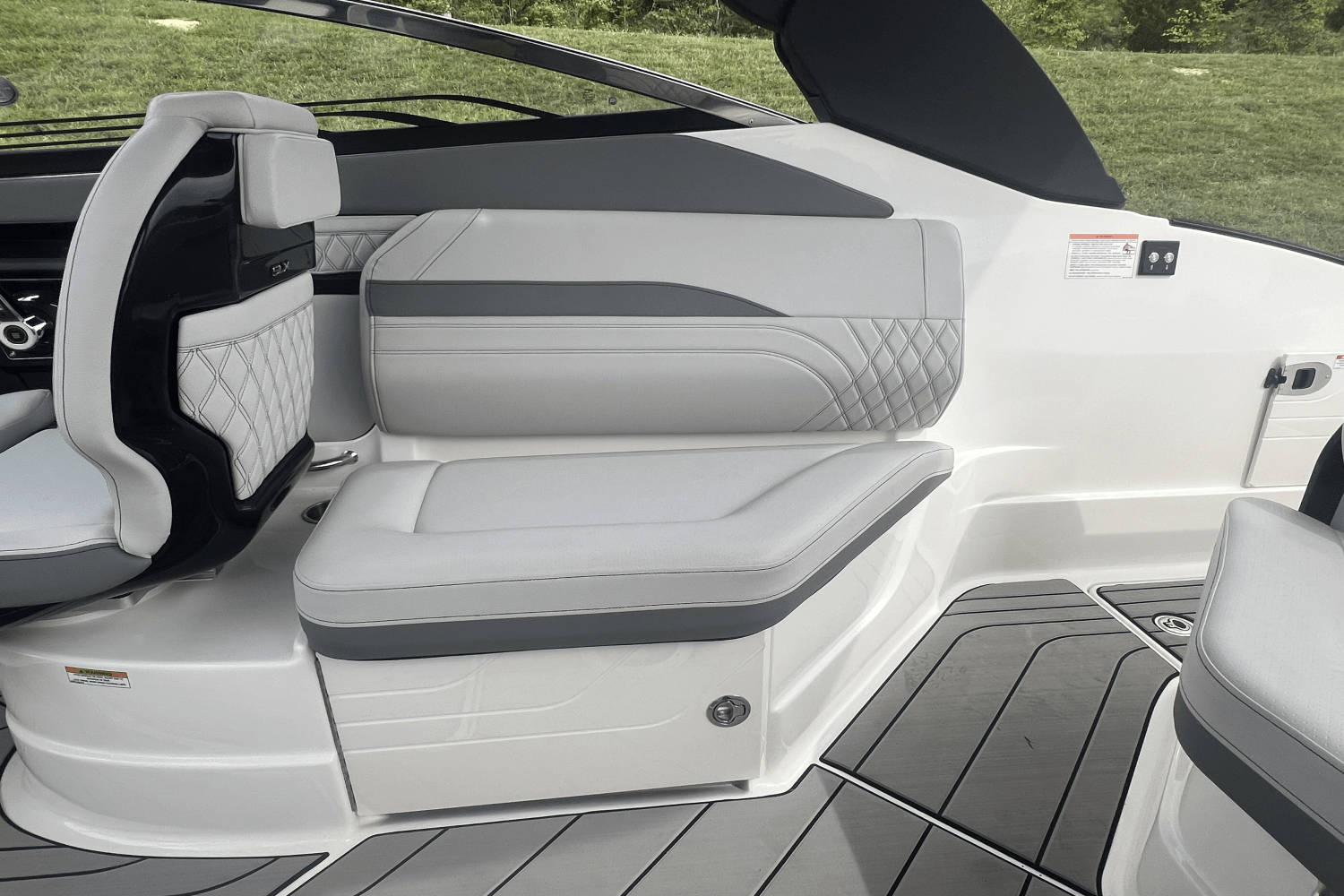 Slide: The Image of Sea Ray SLX 260 Outboard 2025 - 6