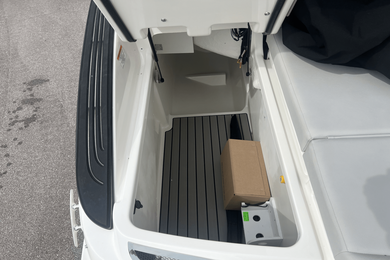 Slide: The Image of Sea Ray SLX 260 Outboard 2025 - 7