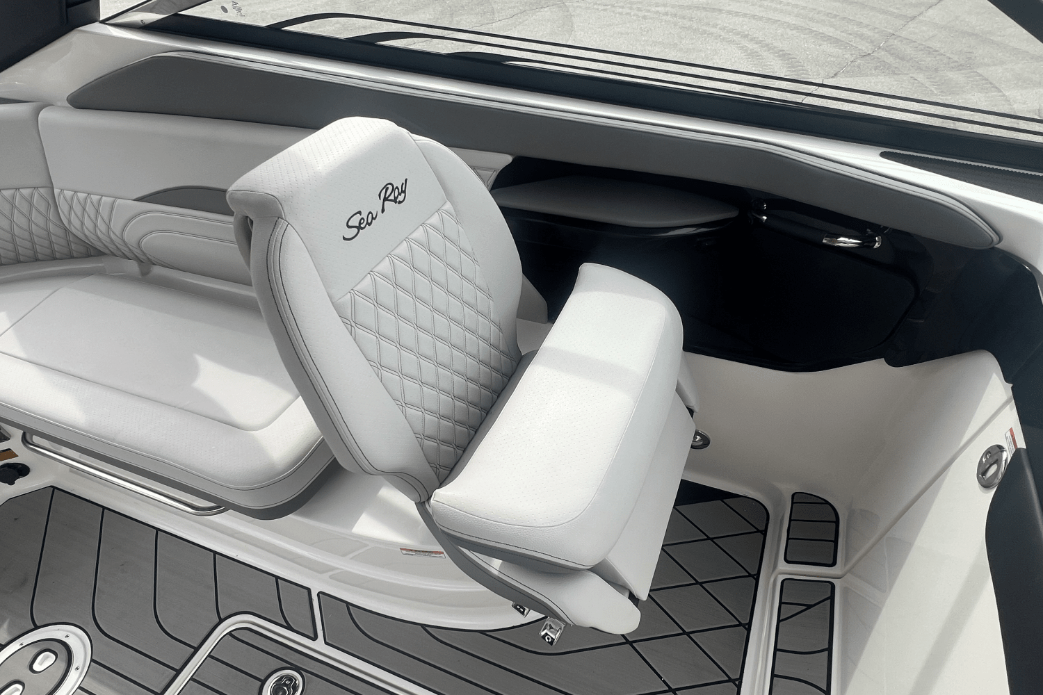 Slide: The Image of Sea Ray SLX 260 Outboard 2025 - 8