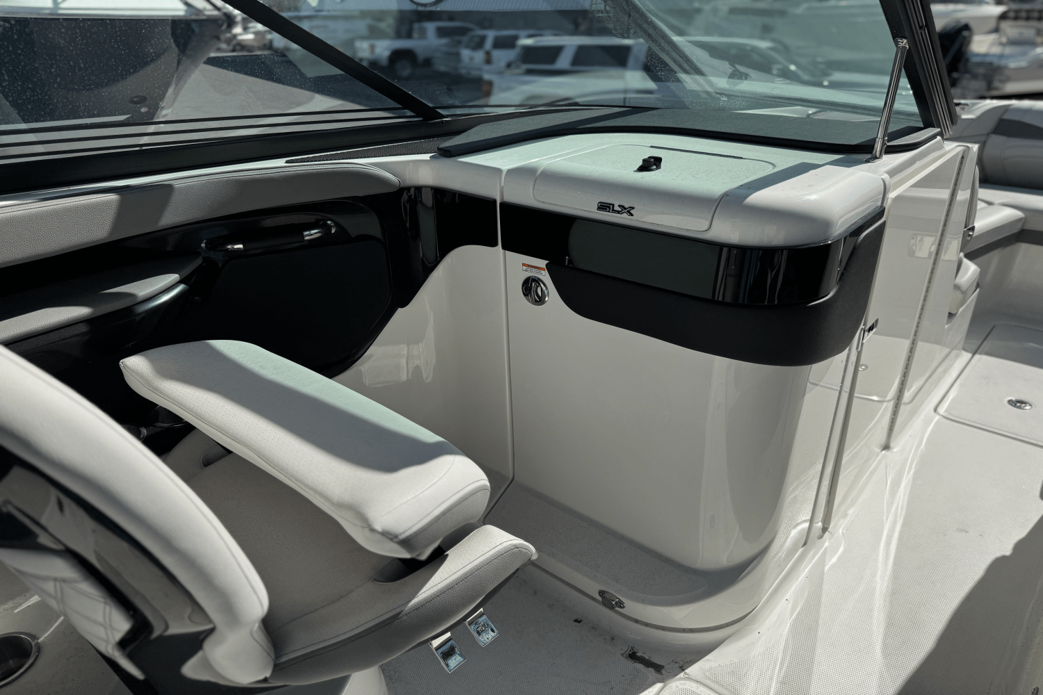 Slide: The Image of Sea Ray SLX 260 Outboard 2025 - 9