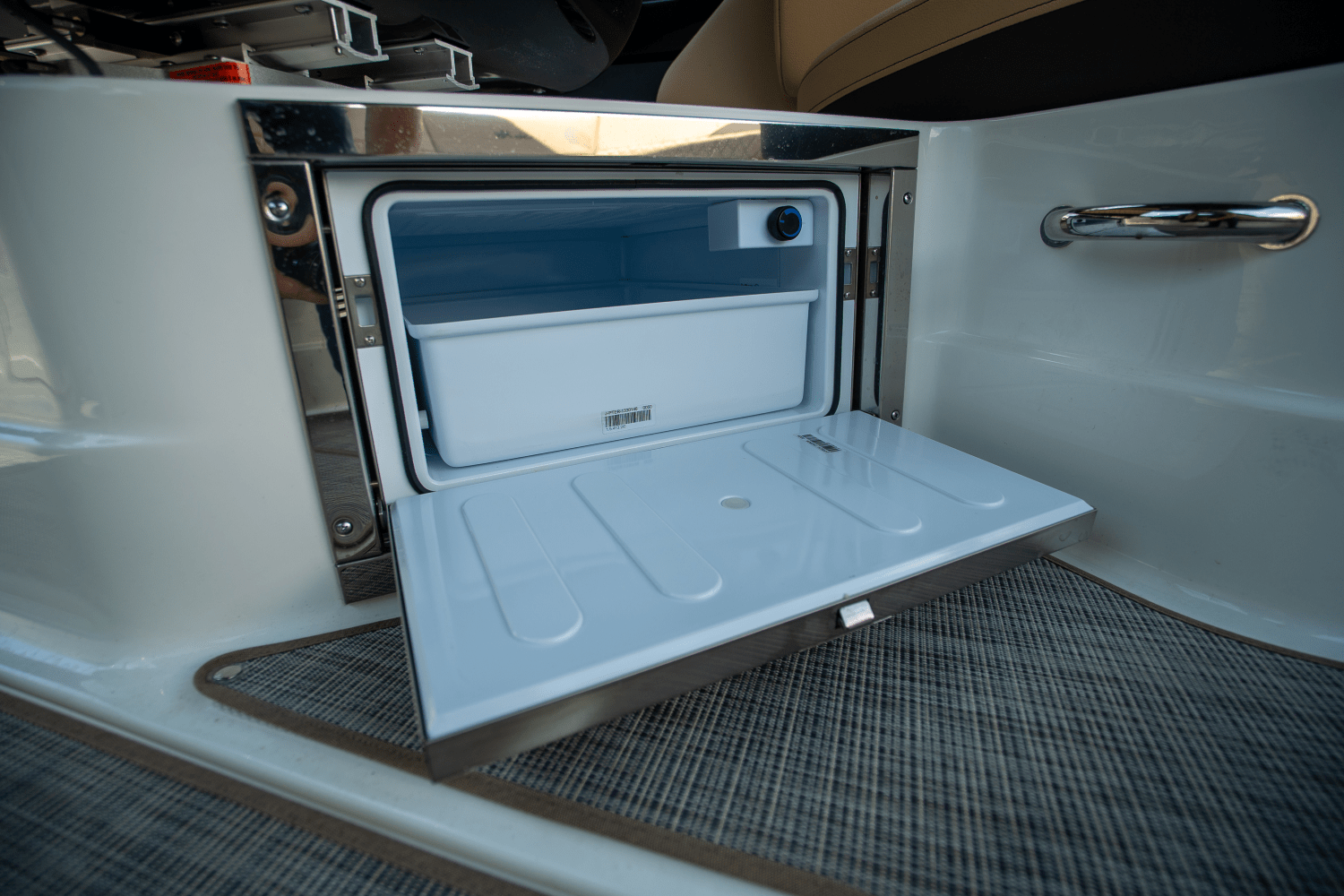 Slide: The Image of Sea Ray SLX 280 2025 - 10