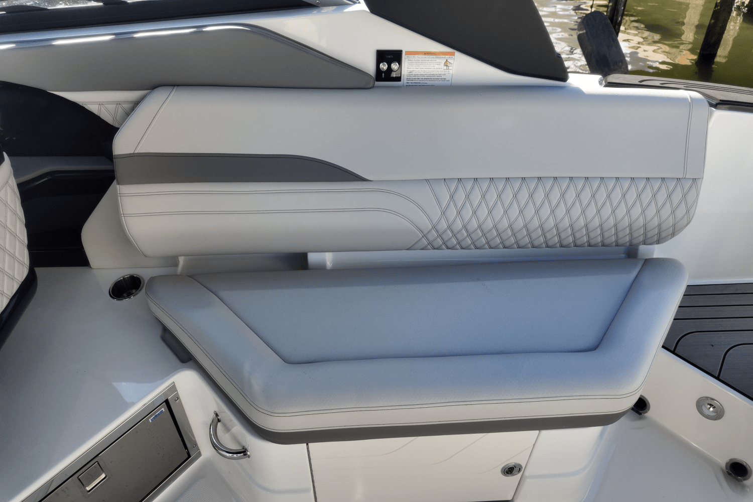 Slide: The Image of Sea Ray SLX 280 2025 - 10