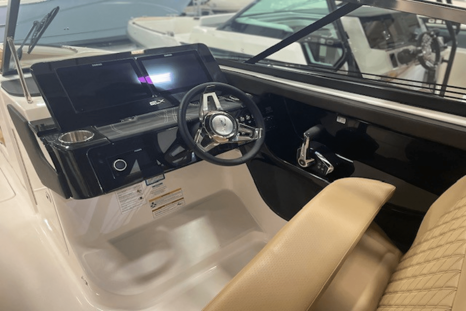 Slide: The Image of Sea Ray SLX 280 2025 - 10