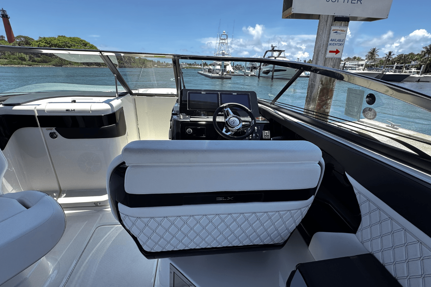 Slide: The Image of Sea Ray SLX 280 2025 - 10