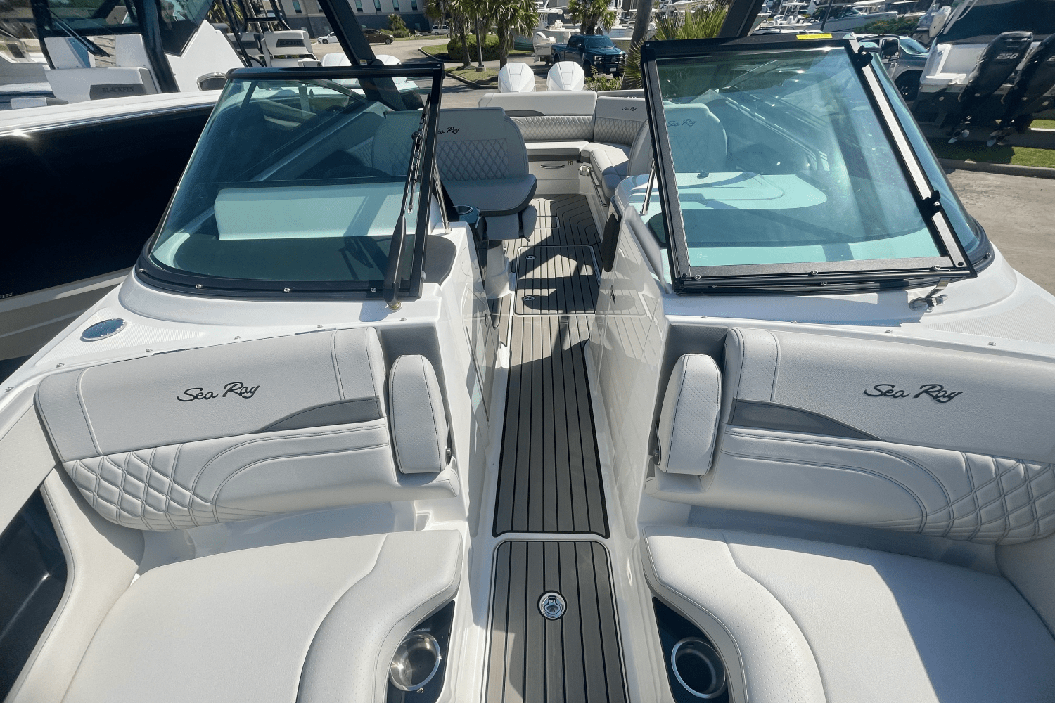 Slide: The Image of Sea Ray SLX 280 2025 - 10