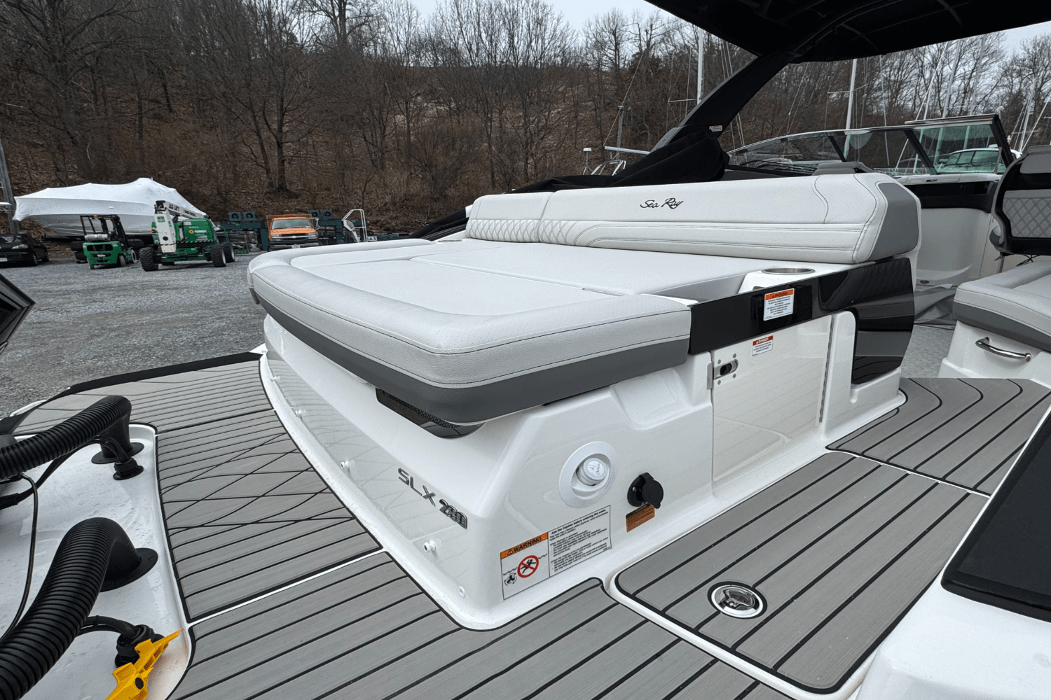 Slide: The Image of Sea Ray SLX 280 2025 - 10