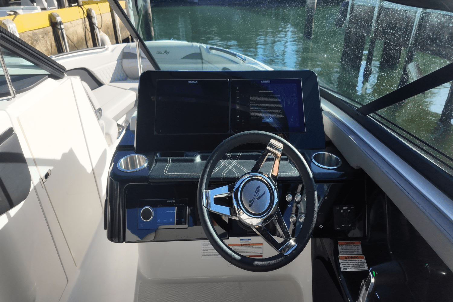 Slide: The Image of Sea Ray SLX 280 2025 - 11