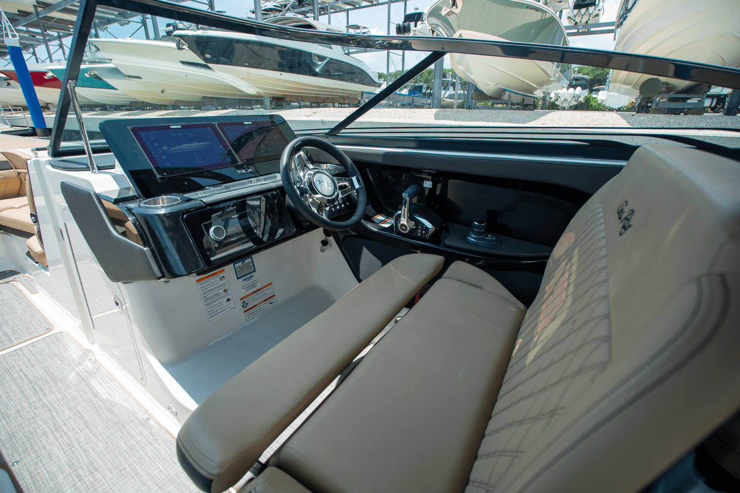 Slide: The Image of Sea Ray SLX 280 2025 - 12