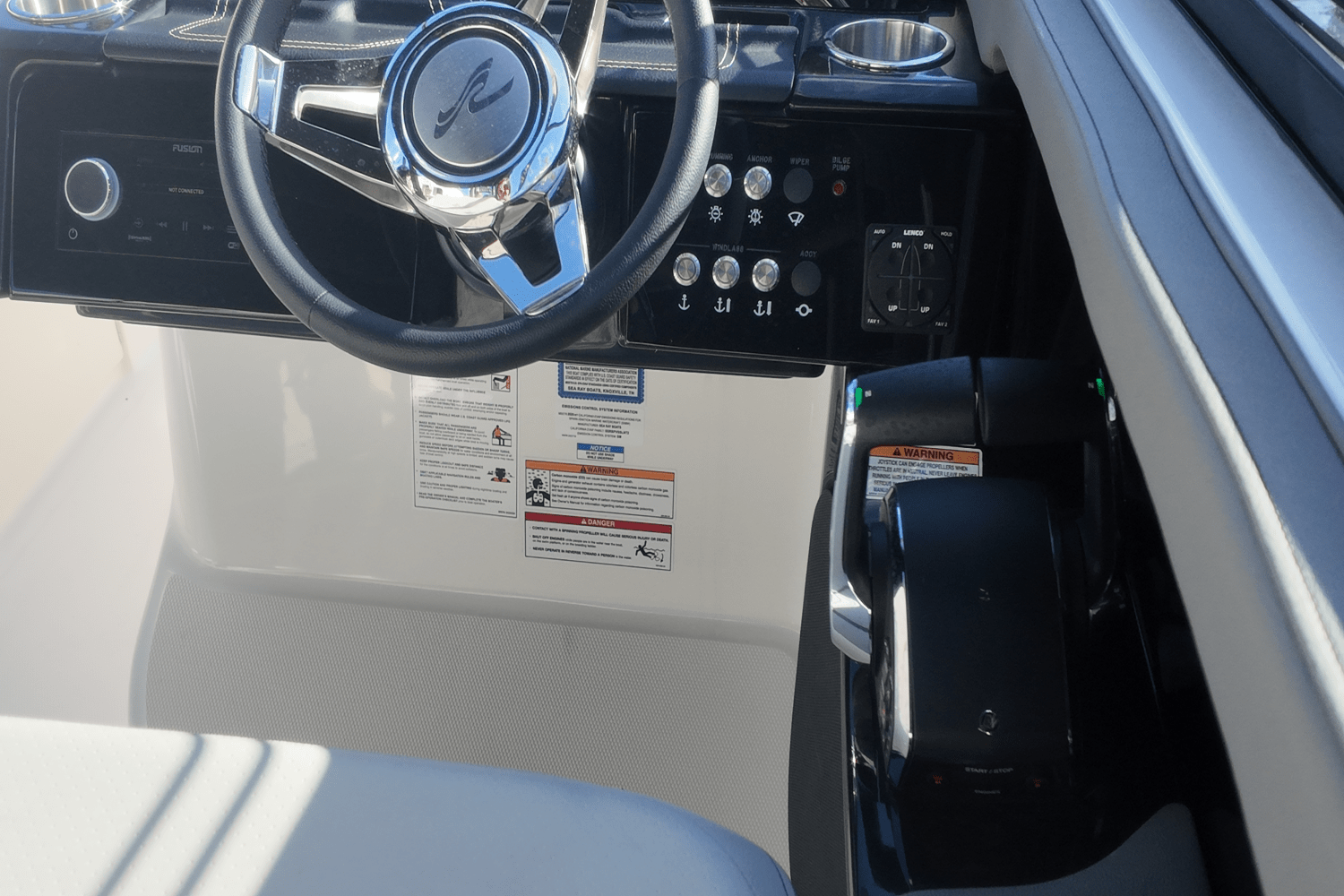 Slide: The Image of Sea Ray SLX 280 2025 - 12