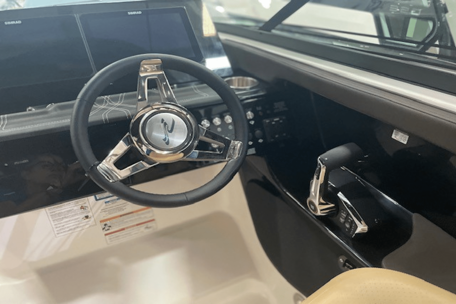 Slide: The Image of Sea Ray SLX 280 2025 - 12