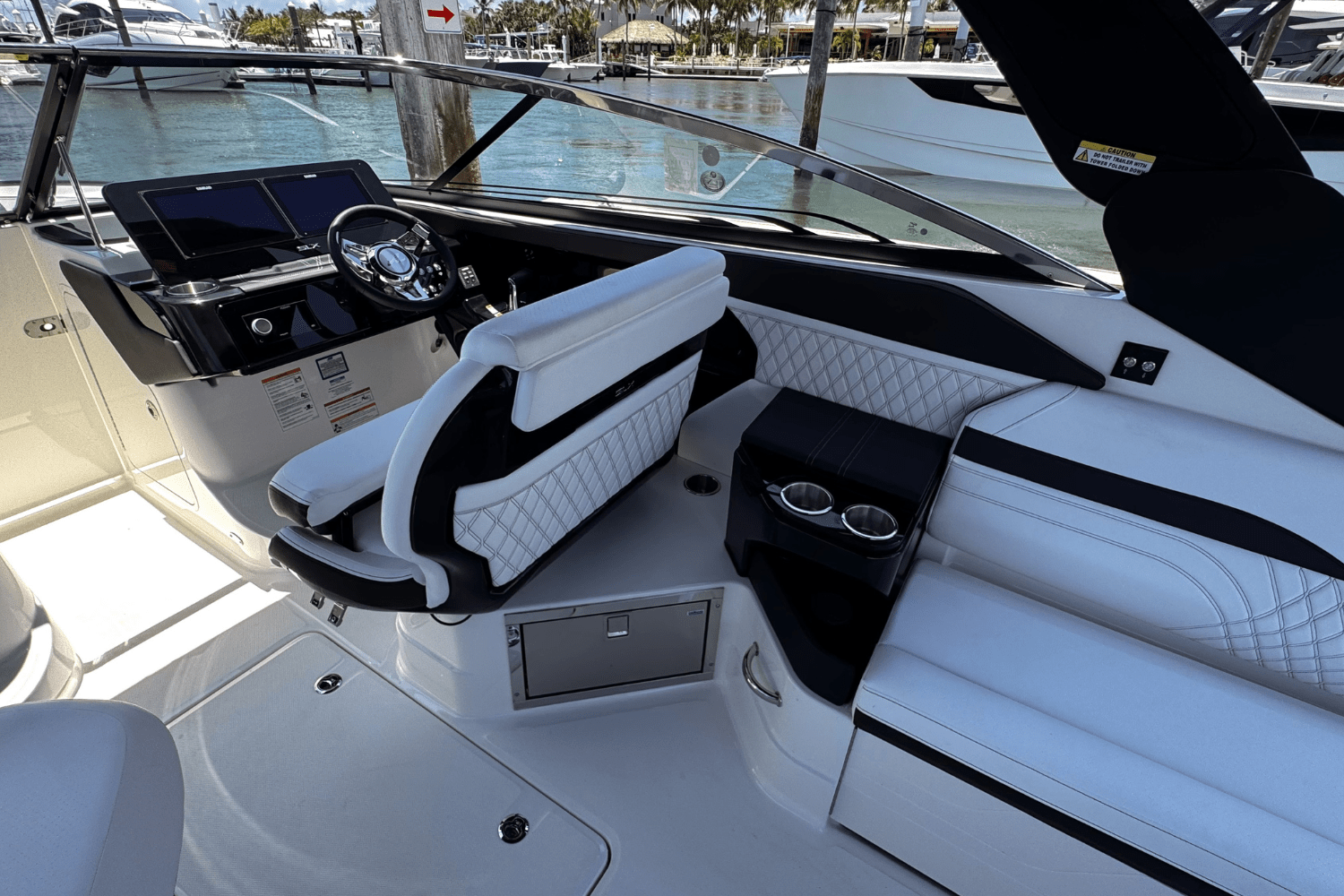 Slide: The Image of Sea Ray SLX 280 2025 - 12