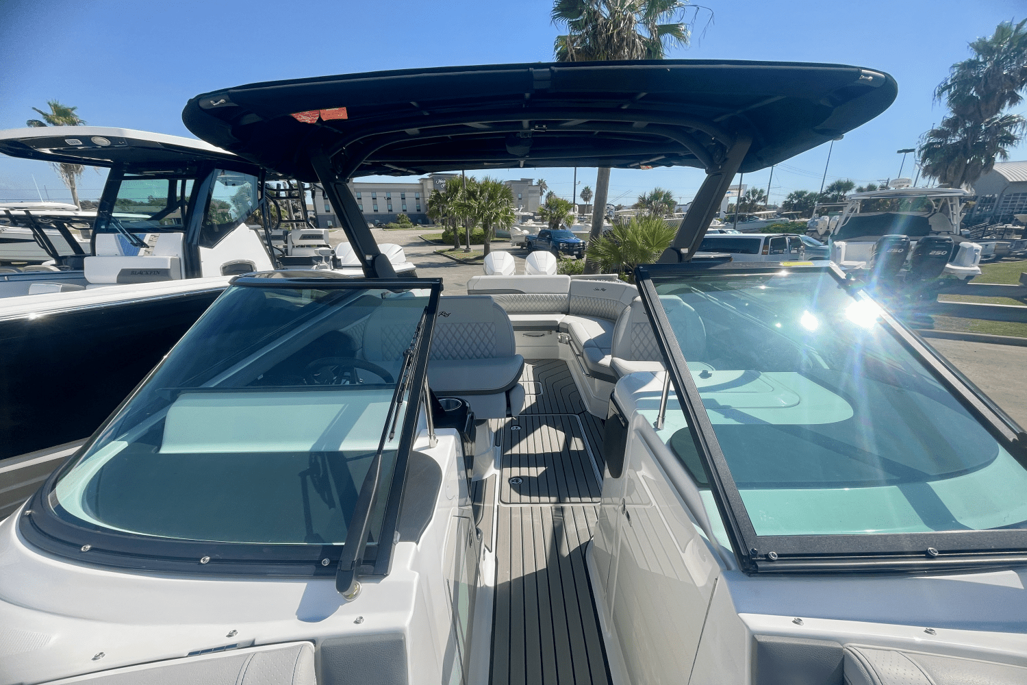 Slide: The Image of Sea Ray SLX 280 2025 - 12