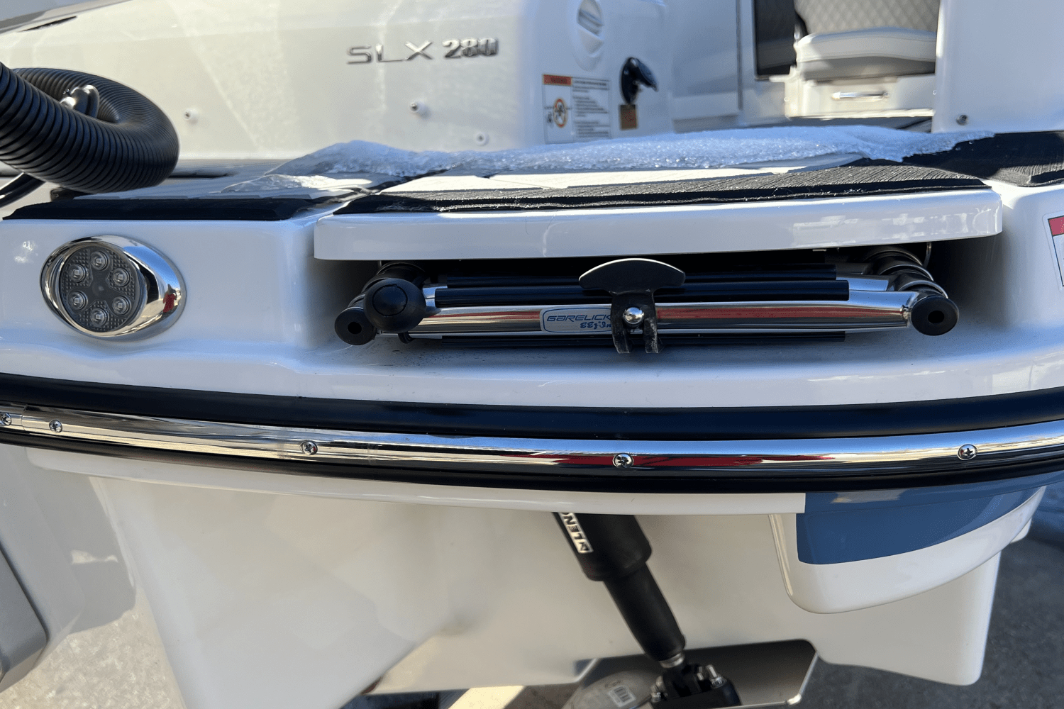 Slide: The Image of Sea Ray SLX 280 2025 - 12