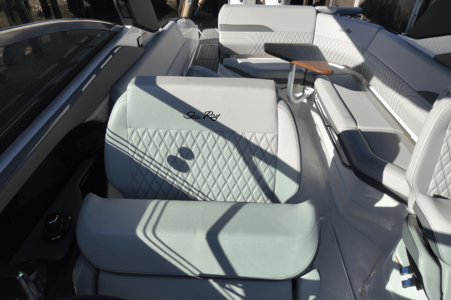 Slide: The Image of Sea Ray SLX 280 2025 - 13