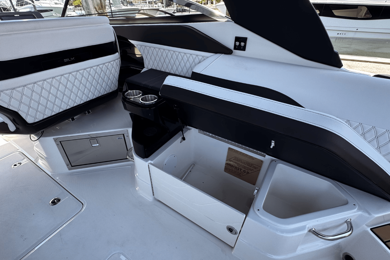 Slide: The Image of Sea Ray SLX 280 2025 - 13