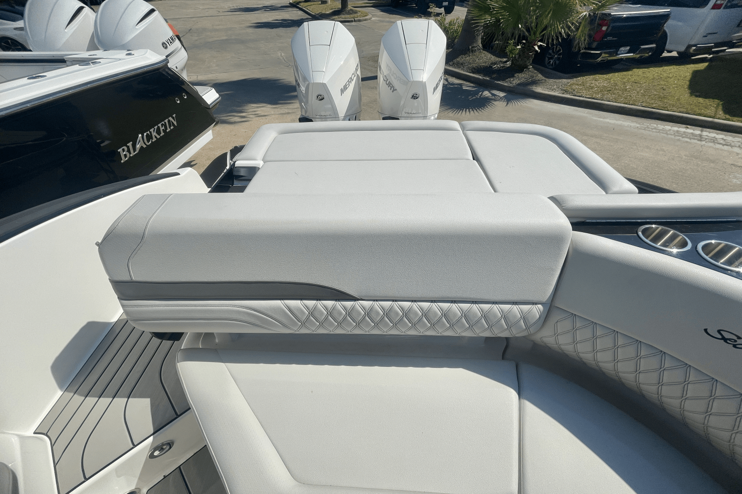 Slide: The Image of Sea Ray SLX 280 2025 - 13