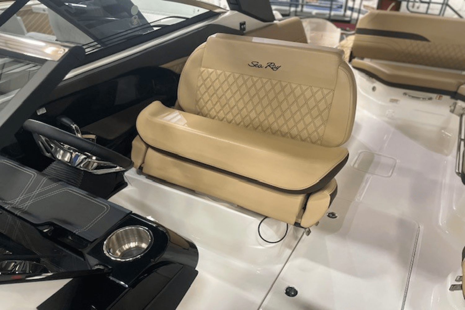 Slide: The Image of Sea Ray SLX 280 2025 - 14