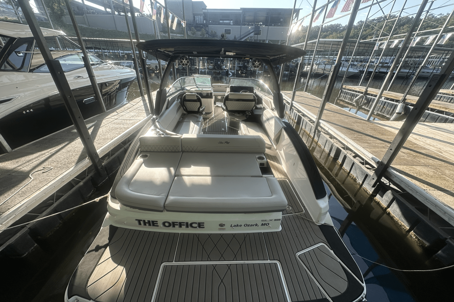 Slide: The Image of Sea Ray SLX 280 2025 - 14