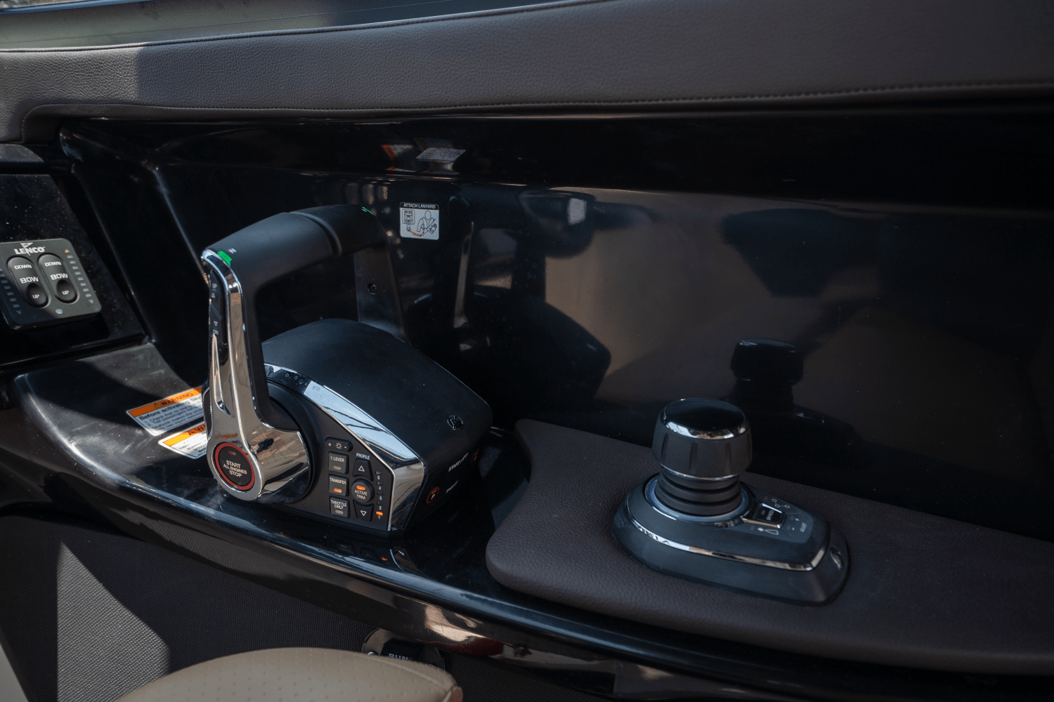 Slide: The Image of Sea Ray SLX 280 2025 - 15