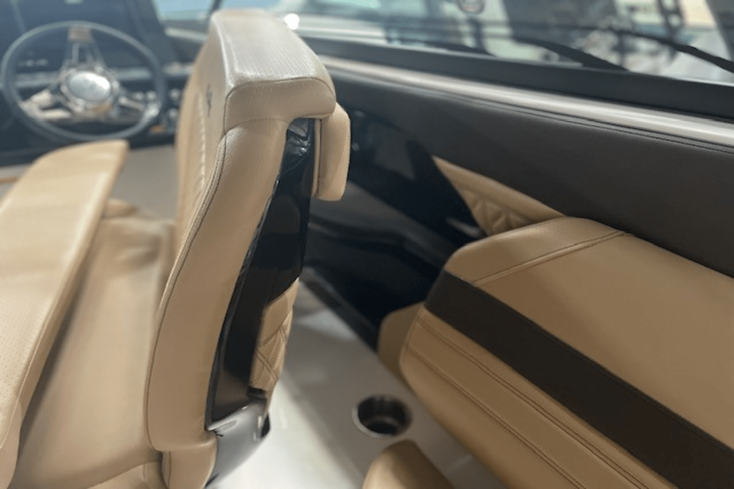 Slide: The Image of Sea Ray SLX 280 2025 - 15