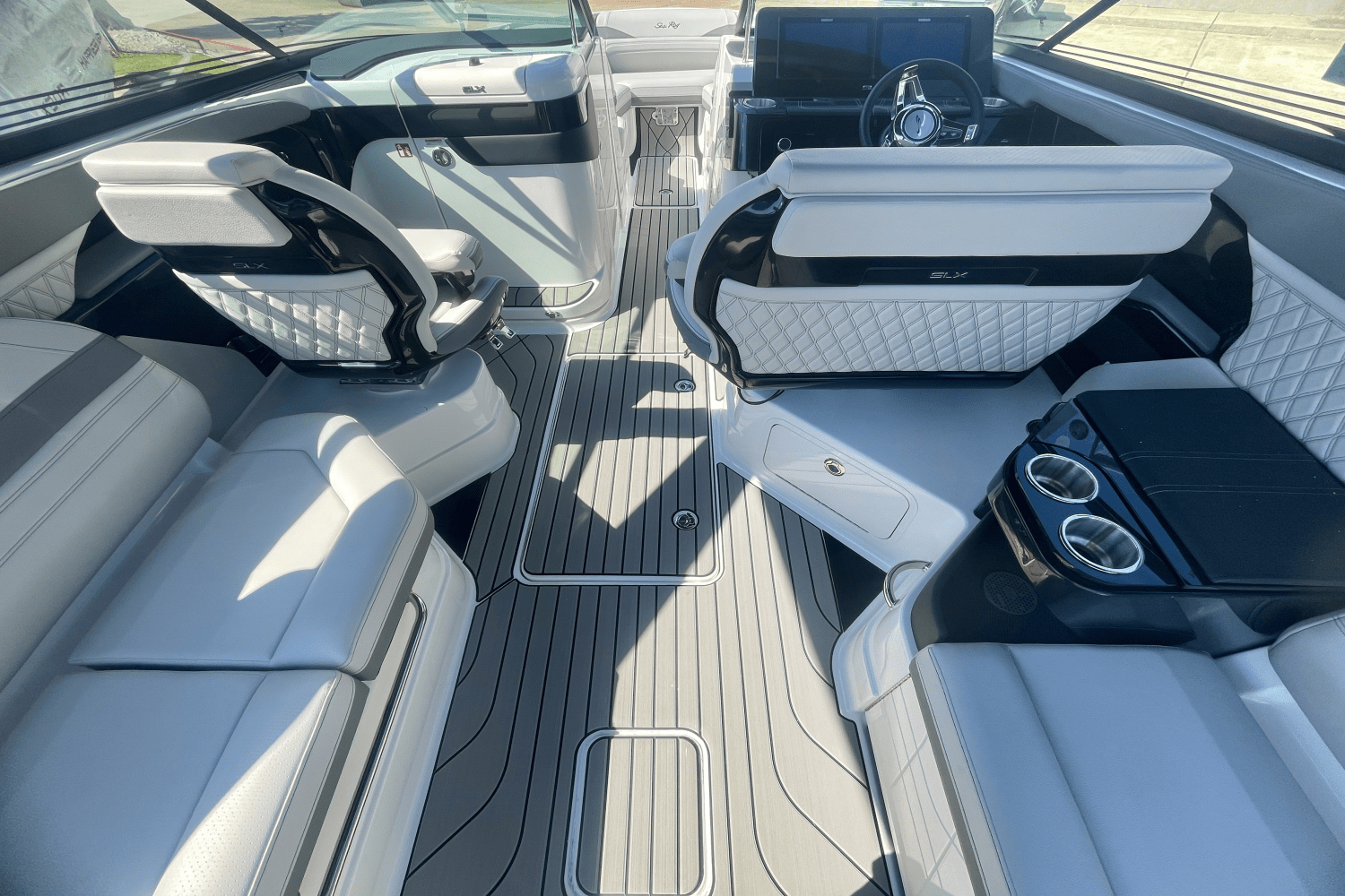 Slide: The Image of Sea Ray SLX 280 2025 - 15