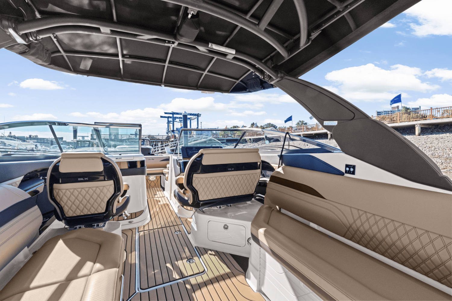 Slide: The Image of Sea Ray SLX 280 2025 - 16