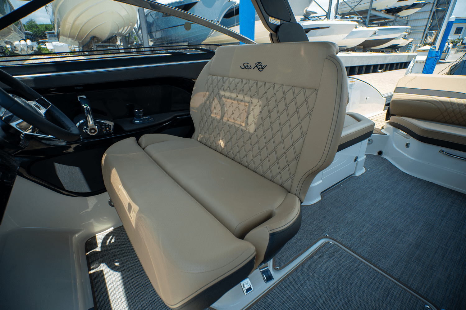 Slide: The Image of Sea Ray SLX 280 2025 - 16