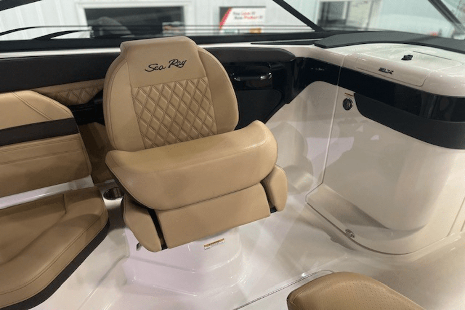 Slide: The Image of Sea Ray SLX 280 2025 - 16