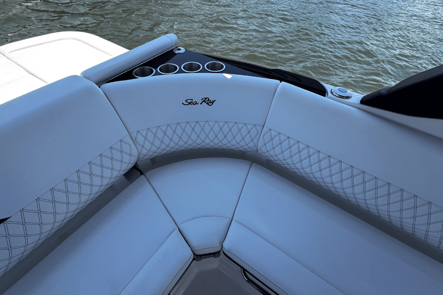 Slide: The Image of Sea Ray SLX 280 2025 - 16