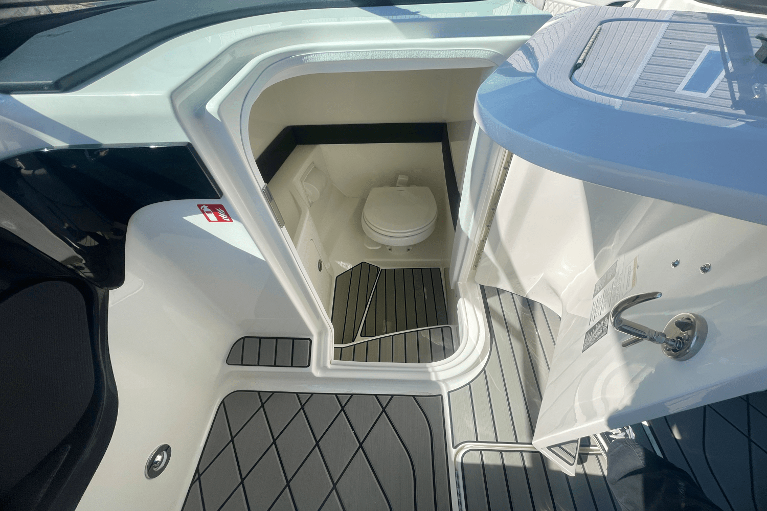 Slide: The Image of Sea Ray SLX 280 2025 - 16