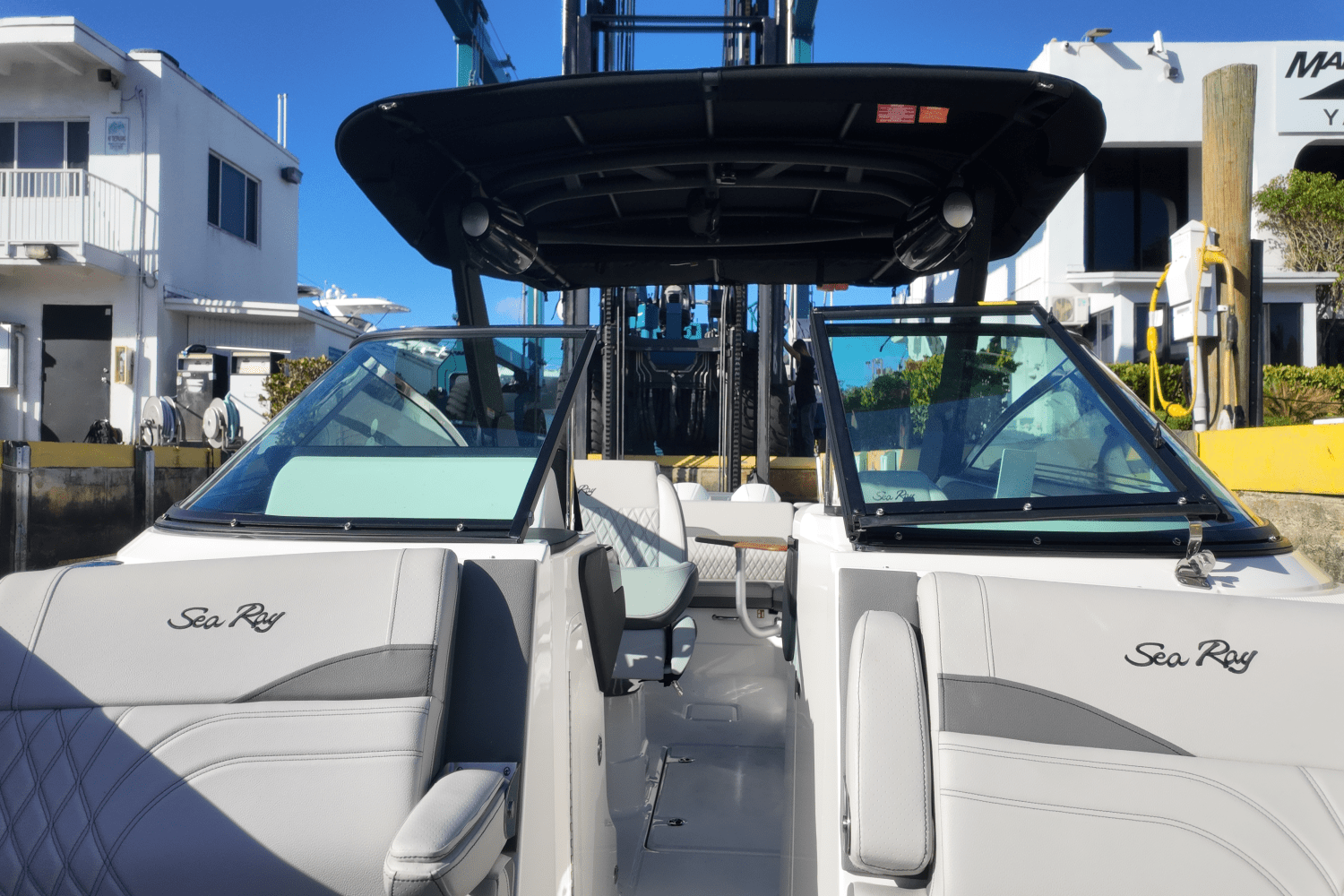 Slide: The Image of Sea Ray SLX 280 2025 - 16