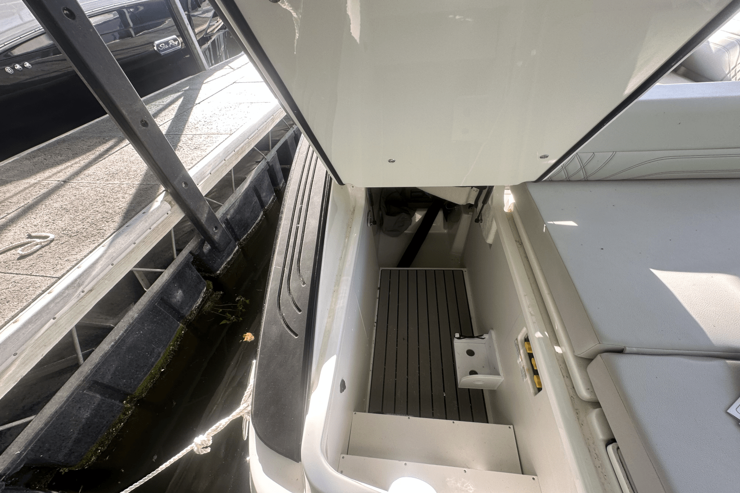 Slide: The Image of Sea Ray SLX 280 2025 - 16