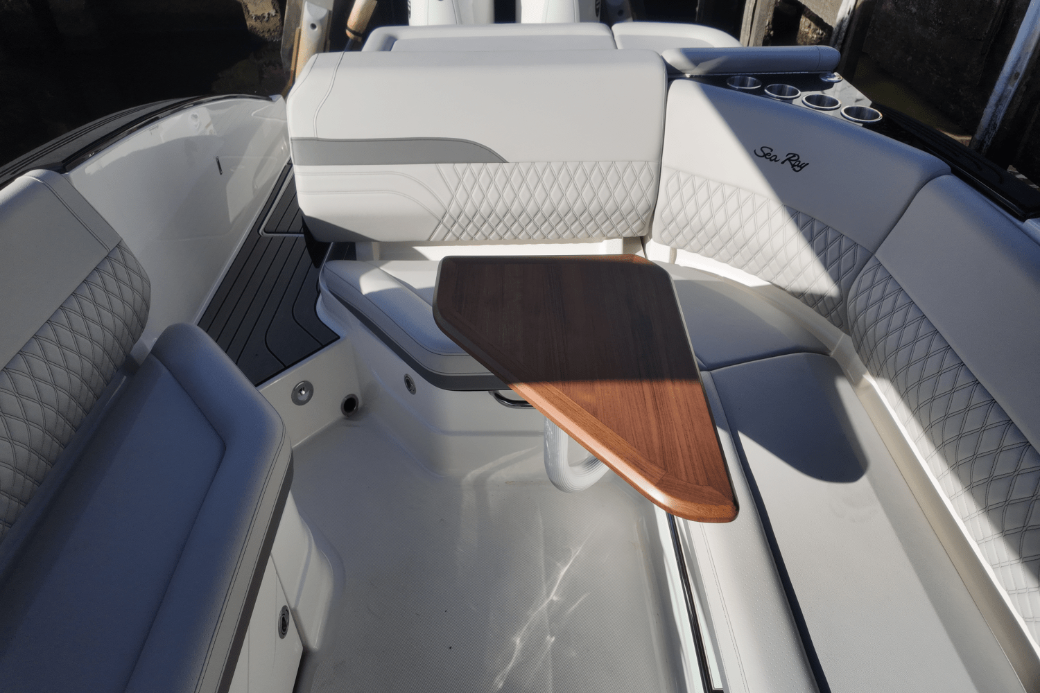 Slide: The Image of Sea Ray SLX 280 2025 - 17