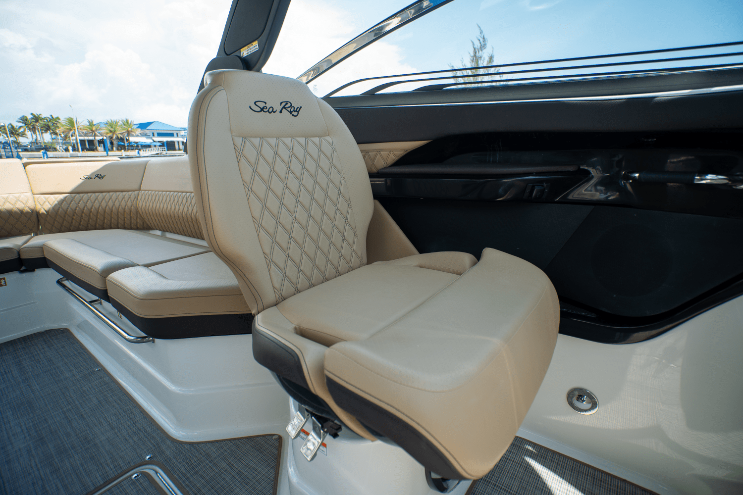 Slide: The Image of Sea Ray SLX 280 2025 - 17