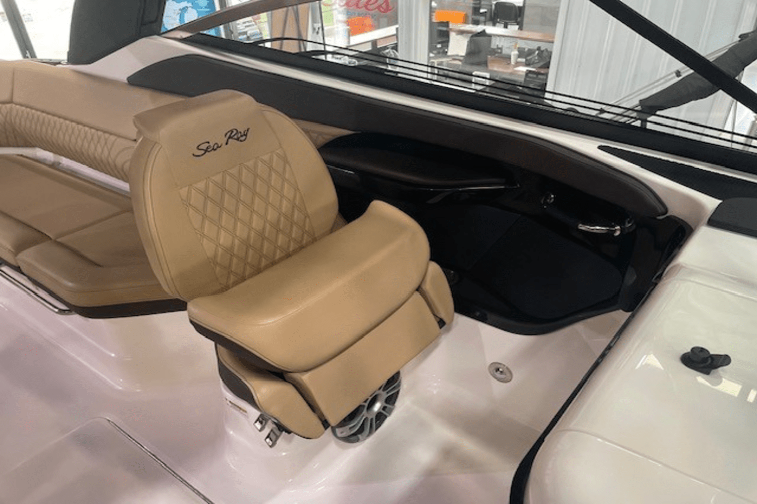 Slide: The Image of Sea Ray SLX 280 2025 - 17