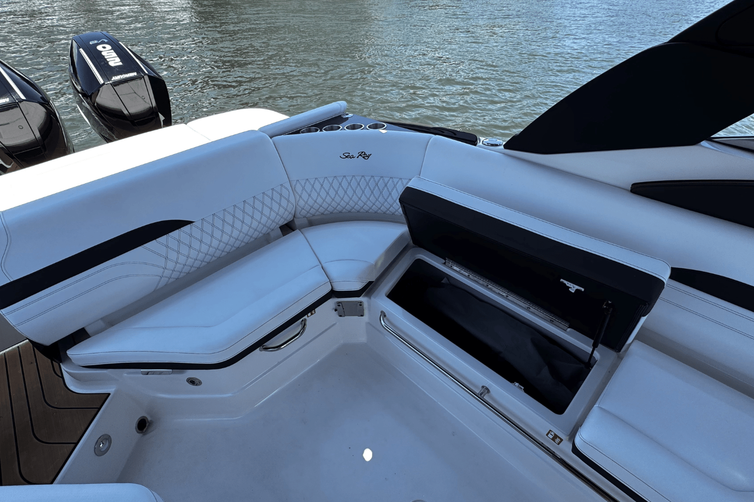 Slide: The Image of Sea Ray SLX 280 2025 - 17