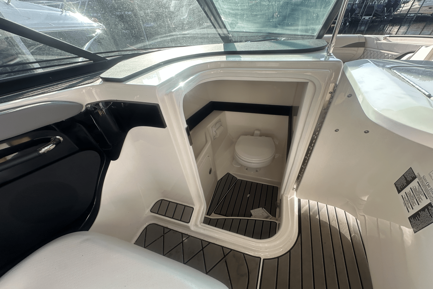 Slide: The Image of Sea Ray SLX 280 2025 - 17