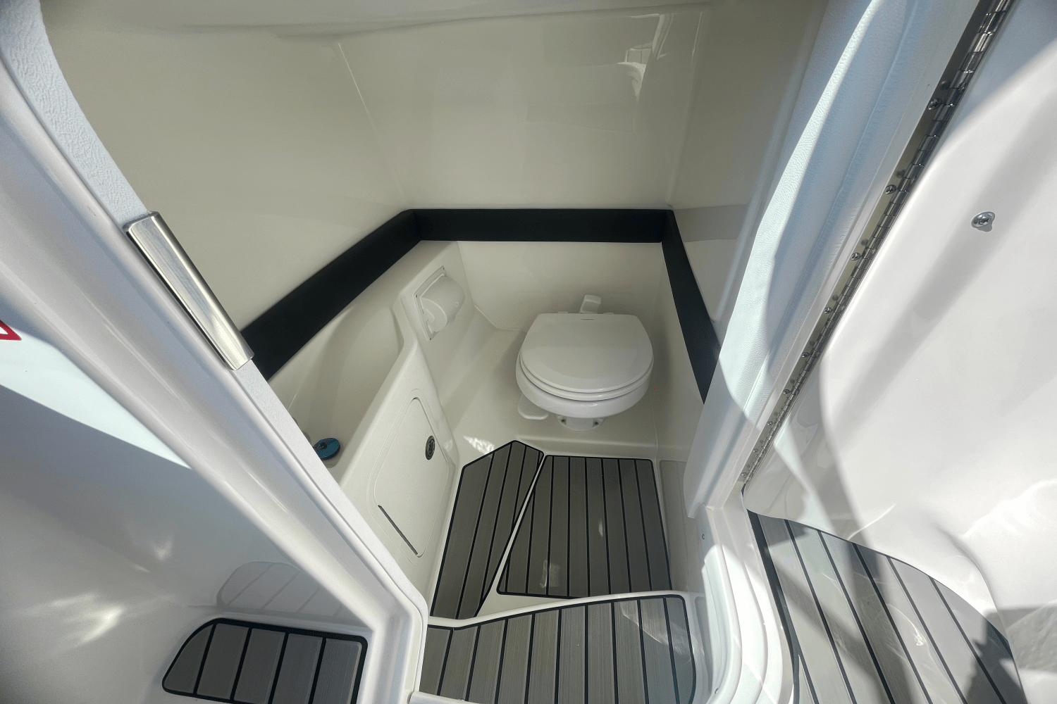 Slide: The Image of Sea Ray SLX 280 2025 - 17